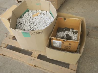 deux cartons de cailloux blancs sur une palette, à côté d'un carton de cailloux noirs
