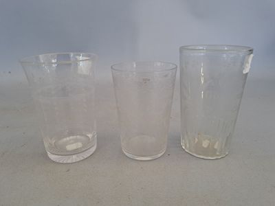 trois verres posés les uns à côté des autres sur une table
