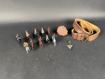 beaucoup de petits soldats en plastique posés sur une table