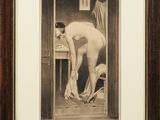 une vieille photo en noir et blanc représentant une femme nue dans une salle de bains