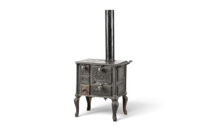 un poêle à l'ancienne avec une plaque de cuisson noire sur fond blanc