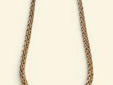 gros plan d'un collier sur fond blanc