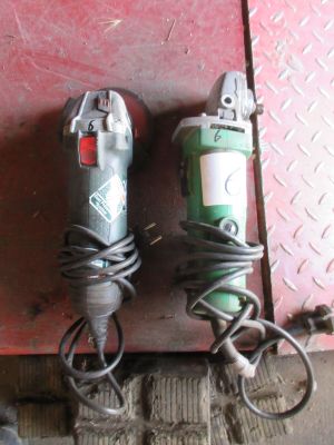 deux outils électriques posés par terre