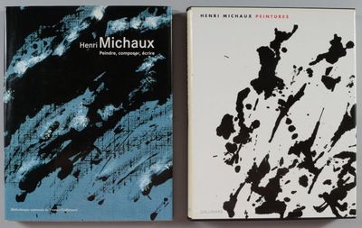 deux livres posés l'un à côté de l'autre sur une table