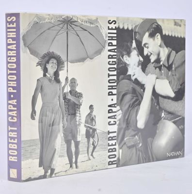 un livre sur lequel figure une photo en noir et blanc d'un homme et d'une femme sur la plage