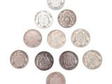gros plan d'une pile de pièces de monnaie sur une surface blanche