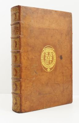 un vieux livre orné d'un sceau doré sur la couverture