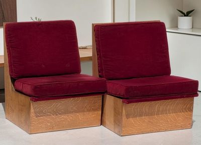 deux chaises rouges placées l'une à côté de l'autre dans une pièce