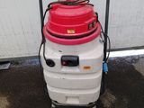 une image représentant un aspirateur rouge et blanc