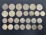 une image représentant un groupe de pièces d'argent sur un fond noir
