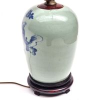 Lampe formée d'un vase en porcelaine émaillée bleu blanc, à … (photo 6)