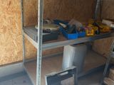 une étagère contenant des outils dans un garage