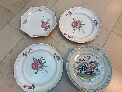 Ensemble de 4 assiettes en faïence de l'Est (modernes) ou De… - Photo 1