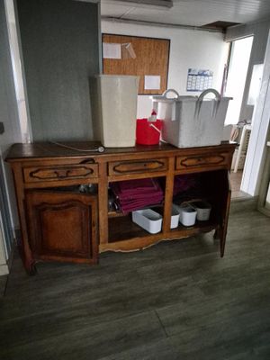 une armoire en bois sur laquelle sont posés deux seaux