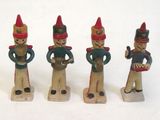 trois figurines en bois représentant un homme avec un tambour et un tambour