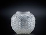 un vase en verre orné d'un motif sur fond noir