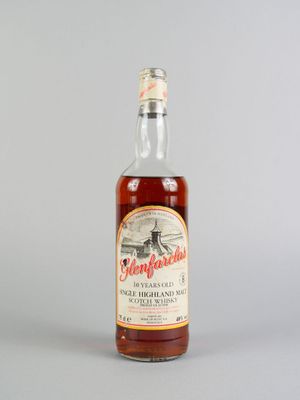 la bouteille est vide et prête à être remplie d'alcool