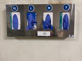 cinq gants bleus accrochés au mur de toilettes publiques