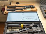 deux outils dans un coffret posé sur une table près d'une fenêtre