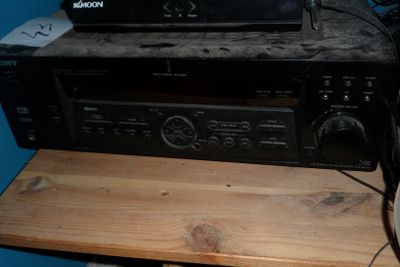 une radio posée sur une table en bois