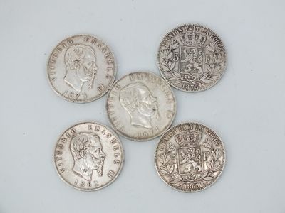 six different british coins on a white surface, one of which has a crown and the other of which is