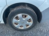 une voiture blanche qui a un pneu crevé