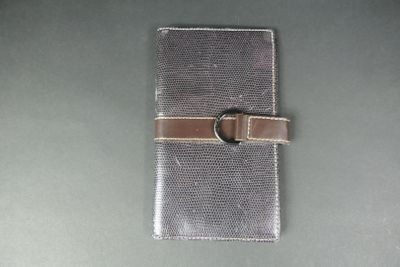 LANCEL. Porte chéquier et carte en cuir brun façon lézard.