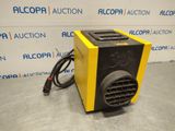 un radiateur jaune et noir posé sur une table
