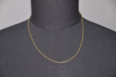 un collier à chaîne en or sur un mannequin mannequin mannequin mannequin mannequin mannequin mannequin mannequin mannequin mannequin