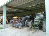 de nombreux tracteurs garés dans un garage