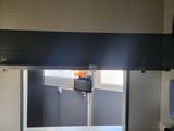 une salle de bain avec un lavabo et un miroir