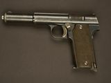 un vieux pistolet posé sur une table, sur fond marron