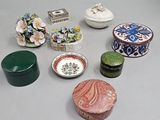 de nombreux types de boîtes et de récipients décoratifs posés sur la table