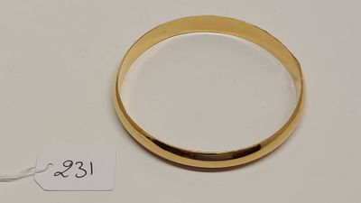 gros plan d'une bague en or portant une étiquette de prix