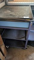 Dans un garage en face : 1 servante et 1 desserte roulante a…