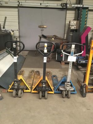 de nombreux types de machines différents dans un garage