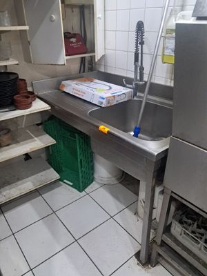 une cuisine avec un évier et un réfrigérateur