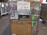 un chariot contenant de nombreux cartons dans un entrepôt