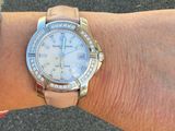 une femme qui porte une montre au poignet