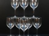six verres à vin vides empilés les uns sur les autres sur une table