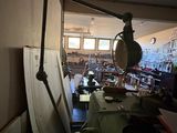 un bureau sur lequel se trouve une lampe, dans une pièce