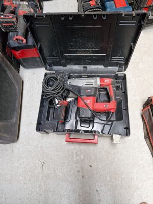 une photo d'une boîte à outils contenant des outils