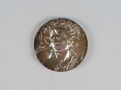 une pièce d'argent sur laquelle figure une femme