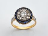 une bague ancienne sertie de diamants et de saphirs en grappe