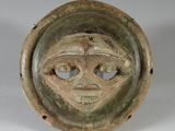 une image représentant un masque en argile sur fond blanc
