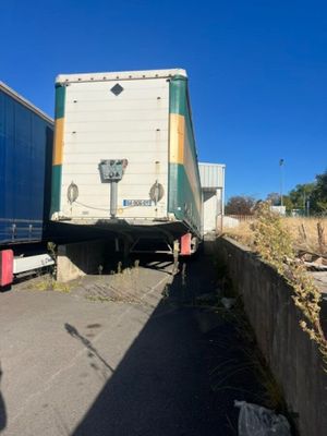 un camion garé sur le bord de la route