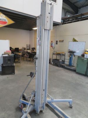 une photo d'un garage dans lequel se trouve un chariot élévateur