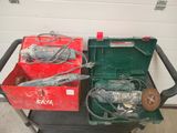 deux outils posés sur un chariot dans le garage