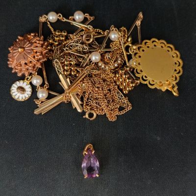 un tas de bijoux posé sur une table