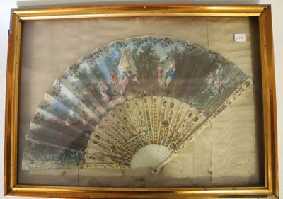 une photo d'un tableau représentant un éventail accroché à un mur